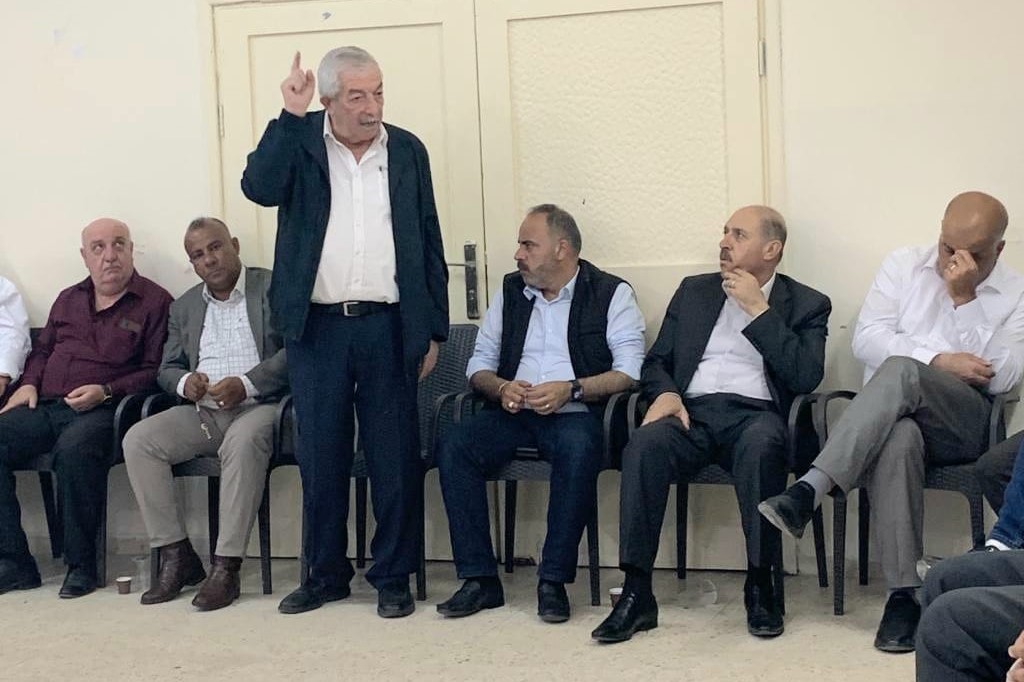  نائب رئيس حركة "فتح" محمود العالول يتحدث خلال لقائه مع المواطنين في بلدة برقة شمال غرب نابلس 